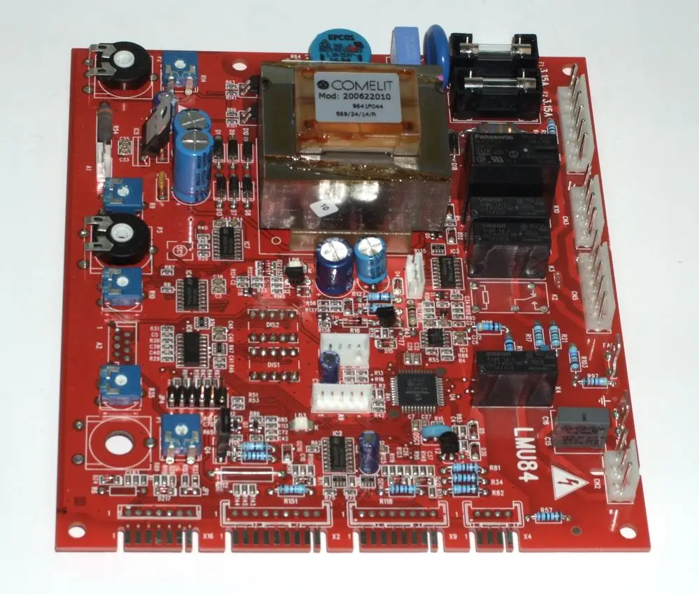 Platine mit zahlreichen elektronischen Bauteilen, Kondensatoren und Relais, in roter Farbe. Geeignet für Daikin ROTEX G-Plus Heizsysteme bis Baujahr 2017.